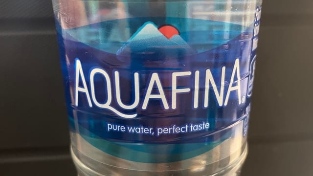 Aquafina - 1 Liter.